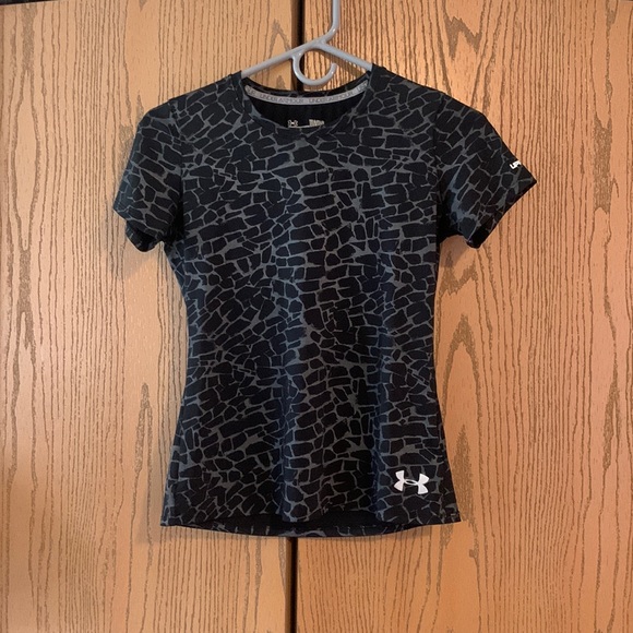 Youth large fitted Under Armour pattern tee. - Picture 1 of 2